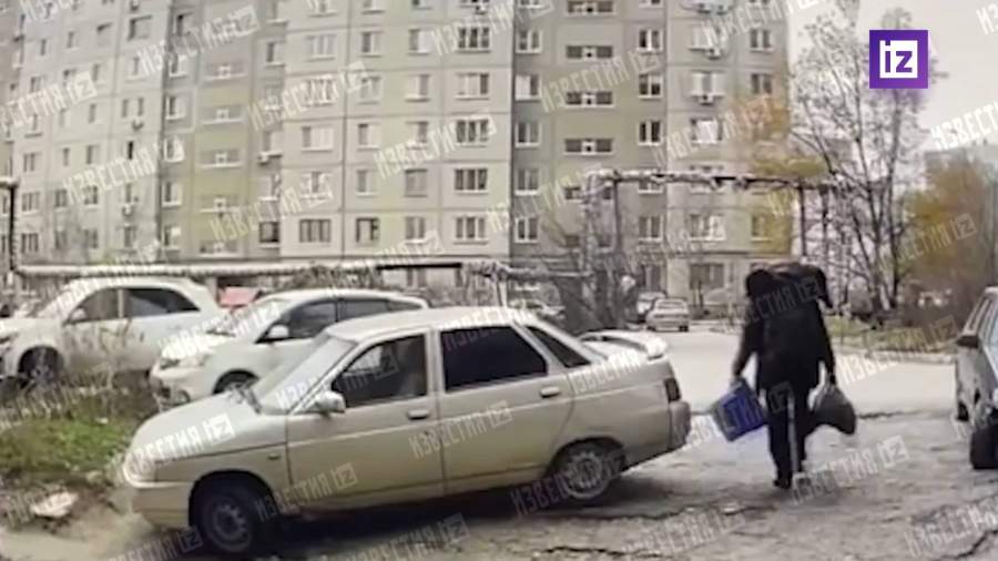 Рашкин выходит из подъезда с ружьями | Видео | Известия | 29.10.2021